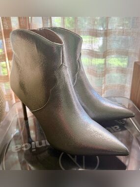 Express 8.5 Metallic Silver Pointed Toe Ankle Boots with Western Design NEW